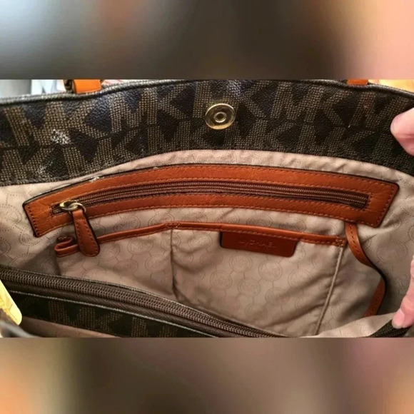 Michael Kors Signature Monogram Large Harper Tote - Picture 9 of 12